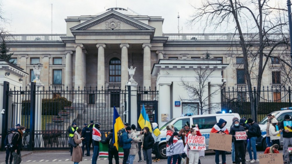 Polonia a blocat conturile ambasadei Rusiei la Varșovia, pe care o acuză că finanțează „activități teroriste”